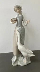 Lladro #1052 Young Girl Feeding Corn to Goose Duck 9" Figurine, Maiz para la oca - Picture 1 of 7