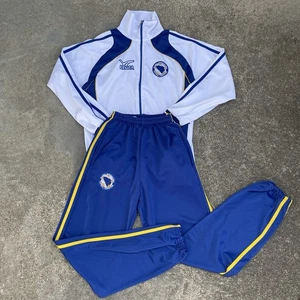 Raro Chándal de la Selección Nacional de Fútbol de Bosnia y Herzegovina - LEGEA De Colección M - Imagen 1 de 11