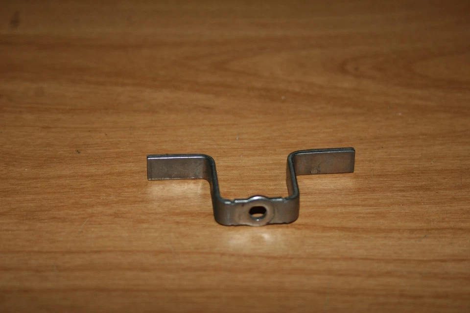 1990 - 2002 Saab 900 9000 9-3 и 9-5 топливный насос линия фитинг металлический фиксатор  - Изображение 1 из 1