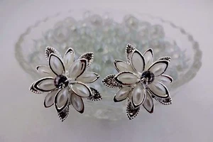 Pearl rhinestone hair pins set of two silver flowers hair jewelry bridal - Picture 1 of 5