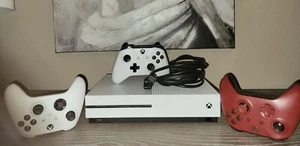 Xbox One S + 3 Controllers + 22 Games (12 XB1, 10 XB360, backward compatible). - Picture 1 of 3