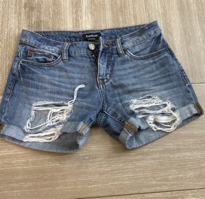 Pantalones cortos de mezclilla Bebe Distressed para mujer talla 25 lavado medio tiro bajo Foto 1 de 4