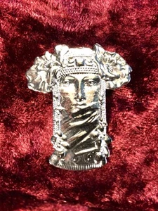 Broche Plato Plata Vintage Art Nouveau “Mujer Misteriosa” – 3,5 × 3 cm - Imagen 1 de 2