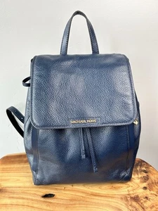 Cartera Mochila Michael Kors Azul Marino Cuero Guijarro - Herrajes Dorados Solapa con Cordón - Imagen 1 de 22