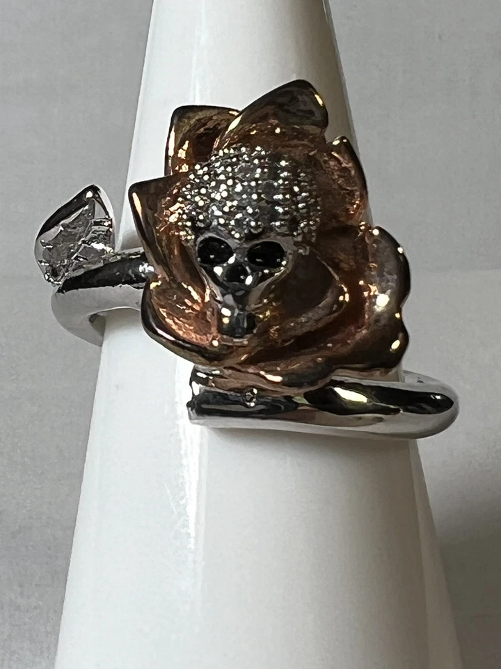 Anillo de calavera y rosa enchapado en plata y rosa Wicked con circonita cúbica transparente y roja tallas 7 y 8 Foto 1 de 4