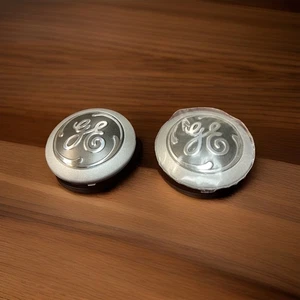 Targa distintivo GE, 1,09" DIA x 0,23" spessore, parte OEM, nuova, set di 2 - Foto 1 di 3