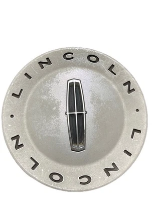 Tapa central de rueda Lincoln LS 3W43-1A096-AB ACABADO DE PINTURA PLATA FABRICANTE DE EQUIPOS ORIGINALES 6,25 pulgadas Foto 1 de 4