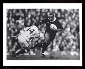 JONAH LOMU b&w action photo Fibre-base print RARE - Bild 1 von 1