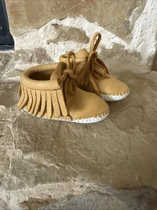 Infant Minnetonka Moccasins Leather Booties Unisex Sz 2 Baby Footwear Tan - Picture 1 of 7