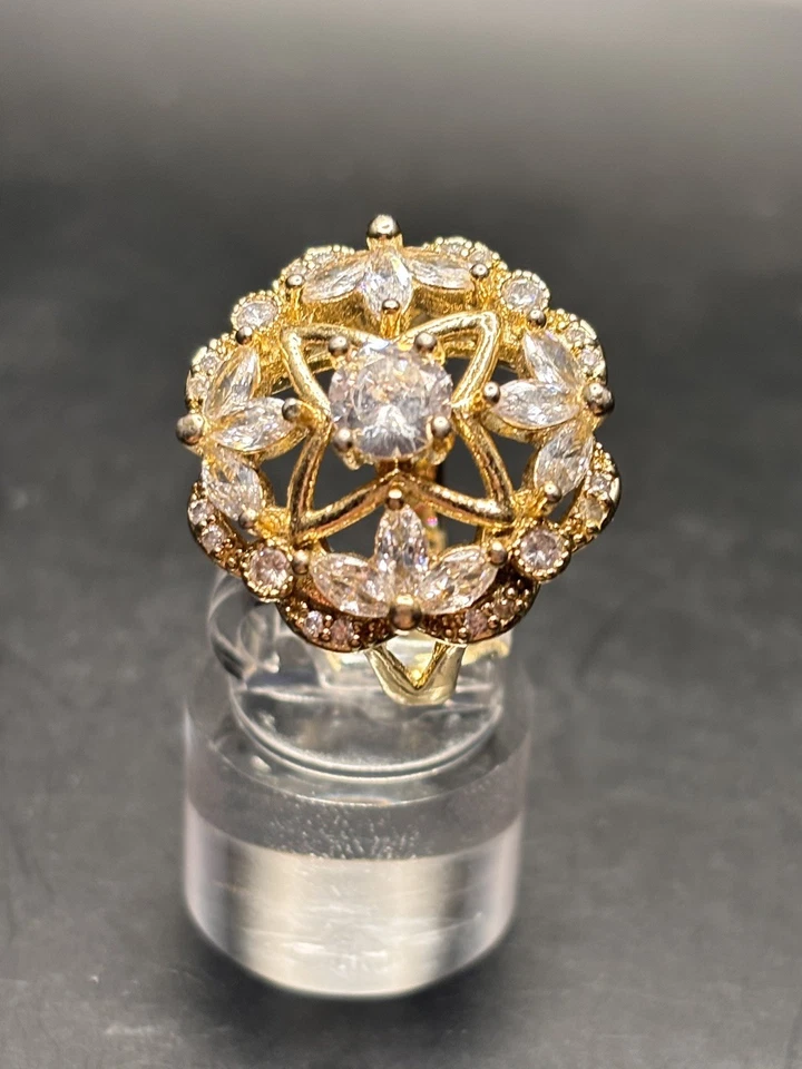 Precioso Anillo Cúpula Diseño Flor Circonita Transparente Relleno de Oro de la Más Alta Calidad  Foto 1 de 4
