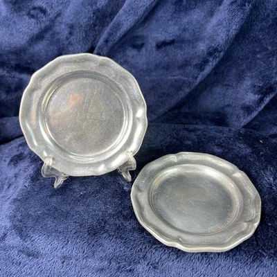 Wilton Armetale Metal Queen Anne Colección Raro 3 3/8” Juego de 2 Tapetes de Mantequilla EE. UU. Foto 1 de 4