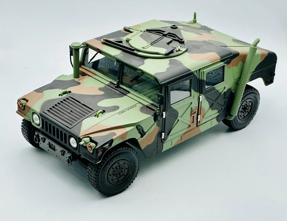 1:18 AM General Hummer -- Military Vehicle -- Exoto - Image 1 of 4