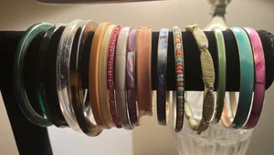 FARBIGER ARMREIF ARMBAND KONVOLUT, KUNSTSTOFF, LUCIT, EMAILLE, PERLEN #7 - Bild 1 von 3