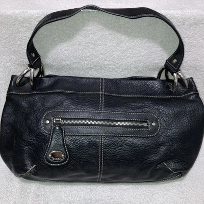 Bolsa de ombro Tignanello preta couro pebbled macio hobo alça larga - Imagem 1 de 4