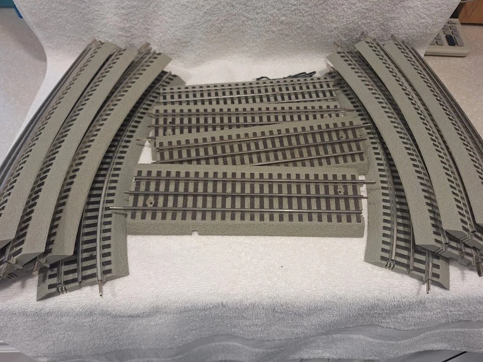 LIONEL O FASTRACK COMPLETE 40X60 OVAL TRACK SET W/ POWER WIRE CONNECTOR - Image 1 of 1