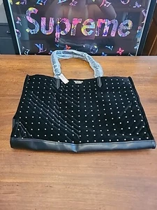 BOLSO DE MANO VICTORIAS SECRET WEEKENDER NEGRO TERCIOPELO TACHONADO LOGOTIPO $58 NUEVO CON ETIQUETAS - Imagen 1 de 11