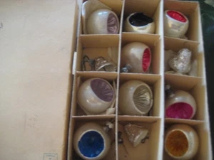 Lot Vintage Glas Feder Baum Einzug KUGEL Glocken Weihnachtsschmuck Polen IOB - Bild 1 von 4