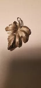 Alfiler de plata de ley vintage para damas diseño de hoja esmerilada, sello 925 de 6,8 gramos - Imagen 1 de 6
