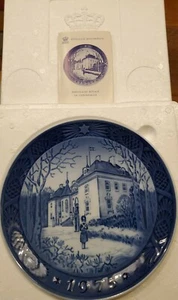 Royal Copenhagen Denmark Blue Plate 1975 "The Queens Christmas Residence" - Picture 1 of 5
