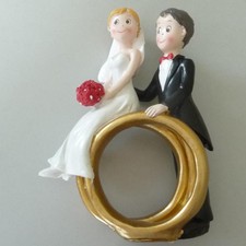 Statue per Torta Nuziale Non Convenzionale Coppia di Sposi Su 2 Anelli 16cm