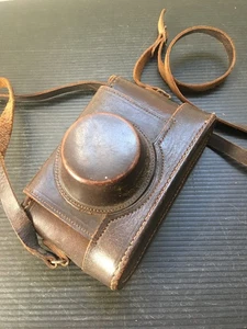 Custodia per fotocamera vintage/antica in pelle marrone con tracolla e fodera in velluto - Foto 1 di 9