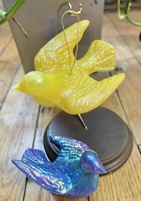 Lote de 2 enfeites de Natal vintage de plástico para pássaros amarelo e azul iridescente década de 1950’s - Imagem 1 de 2