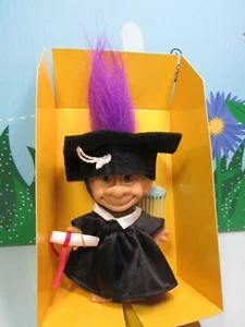 LAUREA (#2)- 5" Trollkins Troll Doll - NUOVO IN CONFEZIONE - Capelli Viola - Foto 1 di 8