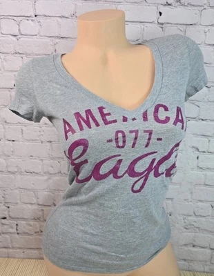 Camiseta Y2K American Eagle XS gola V logotipo cinza roxo manga curta malha de algodão - Imagem 1 de 4