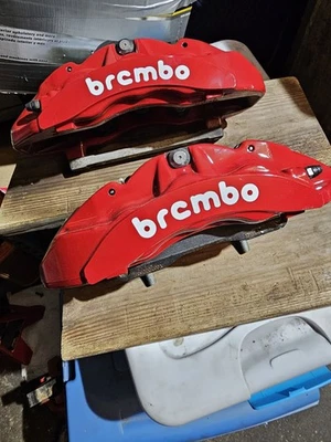 Pinças de freio dianteiras de cerâmica carbono Alfa Romeo Quadrifoglio 3k milhas - Imagem 1 de 4