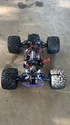 Traxxas E-Maxx 无刷版 1/8 怪物卡车滚轮 Sldier 底盘带车身 — 第 1/4 张图片