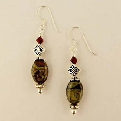 Brincos de nó celta de prata feitos com contas de cristal Swarovski e sangue de dragão - Imagem 1 de 4