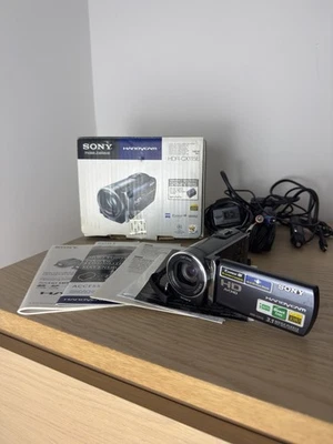 Sony Handycam HDR-CX115E - Caja, cargador y cables.  Foto 1 de 4