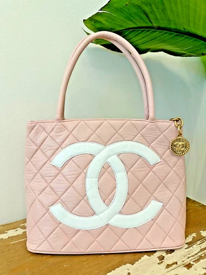 Bolso de Mano CHANEL Clásico Acolchado Piel de Cordero Medallón Dorado Dije Rosa/Blanco *Barbie Foto 1 de 4