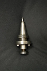 UNIVERSAL ENGINEERING 463667 CAT 40 SHELL MILL ADAPTER 1-1/2" X 2.19" PULL STUD - Foto 1 di 1