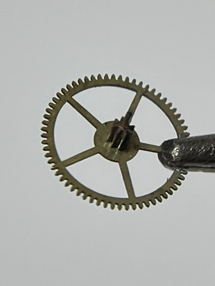Movement UNIVERSAL GENEVE 332 For Pieces Replacement Part: 210 Third Wheel - Image 1 of 3