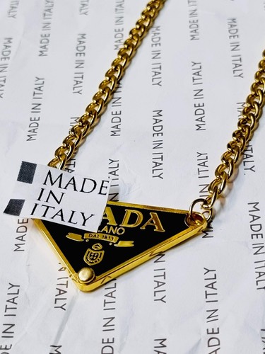 Bellissimo Triangolo collana prada nero e Oro lucido ottimo stato
