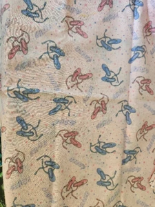 Fabric Traditions 1999 Glitzer Ballett Hausschuhe Baumwolle rosa blau 1 Yard x 44 Musik - Bild 1 von 3