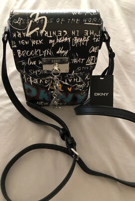 Bandolera para teléfono DKNY Cleo North South negra imitación cuero estampado graffiti nueva con etiquetas Foto 1 de 4