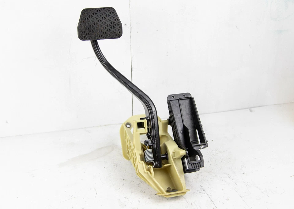 10-19 BMW 528i 535i 550i 650I 740i 750i F06 PEDAL FRENO 9144253 OEM Foto 1 de 4