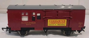 Wrenn W3002 Horse Box Selsdon Stables OO Gauge - Maroon - Picture 1 of 7
