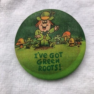 Vintage Button Pin Funny Hallmark Leprechaun Cartoon Ive Got Green Roots - Picture 1 of 4