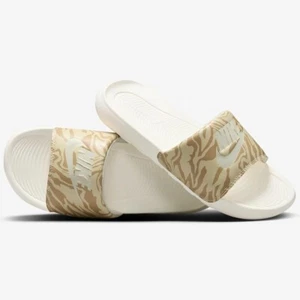 Damengröße 9 – Nike Victori One bedruckte Pantoletten Segel Coconut Milk (CN9676-105) - Bild 1 von 5