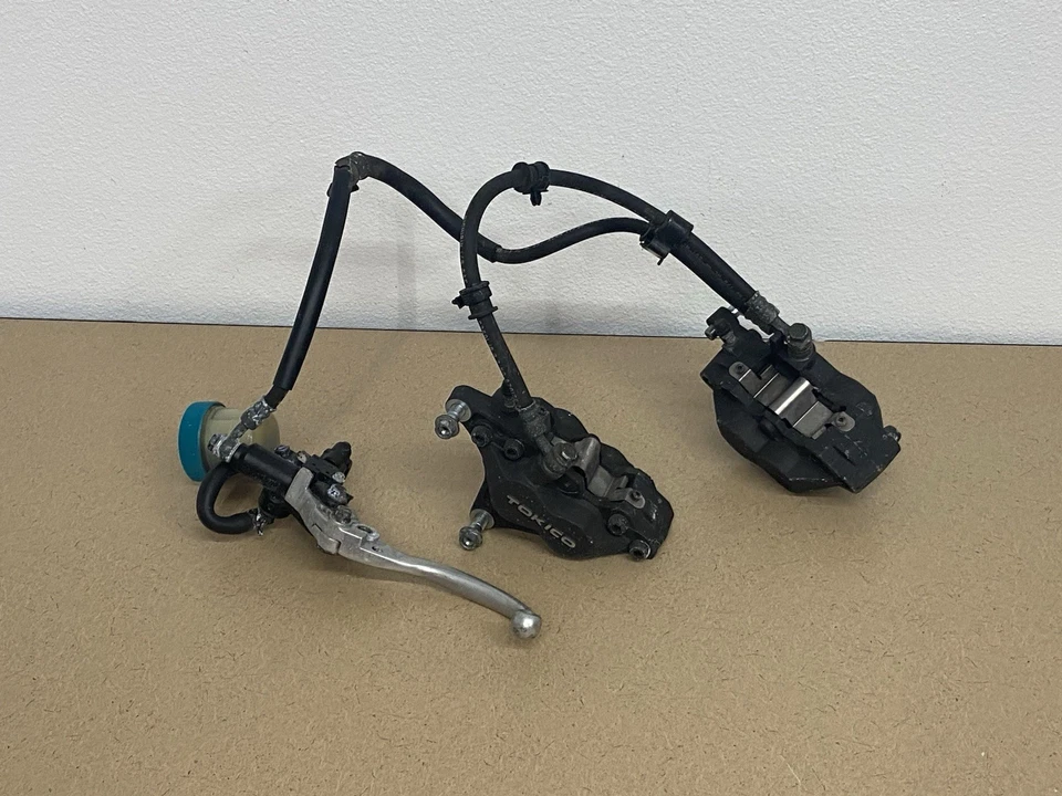 Pinza de freno delantera izquierda y derecha Suzuki GSXR 600 1996-2000 con cilindro maestro Foto 1 de 4