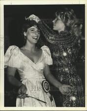 1984 Press Photo Miss Staten Island Gina Biancardi is crowned by Wendy Brown