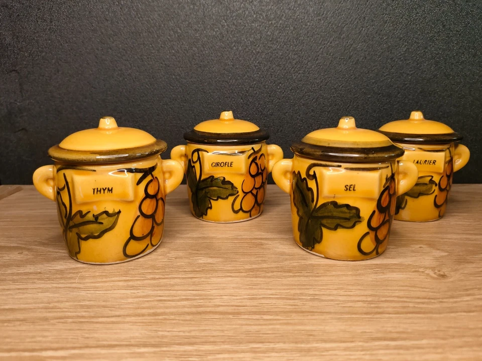 Lot d'anciens pots à épices, sel, girole, thym, laurier, décor feuille et raisin - Photo 1/4