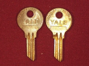 2 Yale Original Key Blanks Studebaker Crosley AMC Kaiser Frazer Rambler Willys - Foto 1 di 5