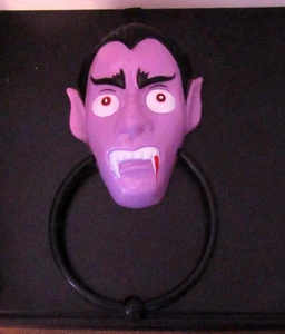 Llamador de puerta de plástico púrpura Drácula ¡perfecto para Halloween! ¡Se enciende!! - Imagen 1 de 10