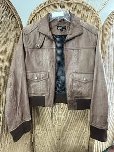 Chaqueta bomber grande vintage de cuero marrón remache negro para mujer - Imagen 1 de 12