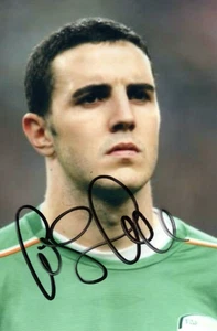 IRELAND, MAN UNITED & SUNDERLAND: JOHN O'SHEA SIGNED 6x4 ACTION PHOTO+COA - Picture 1 of 1