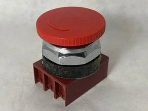 SIEMENS 40mm Pushl Button Switch 3SB03-K4R red pushlock twist release - Picture 1 of 5